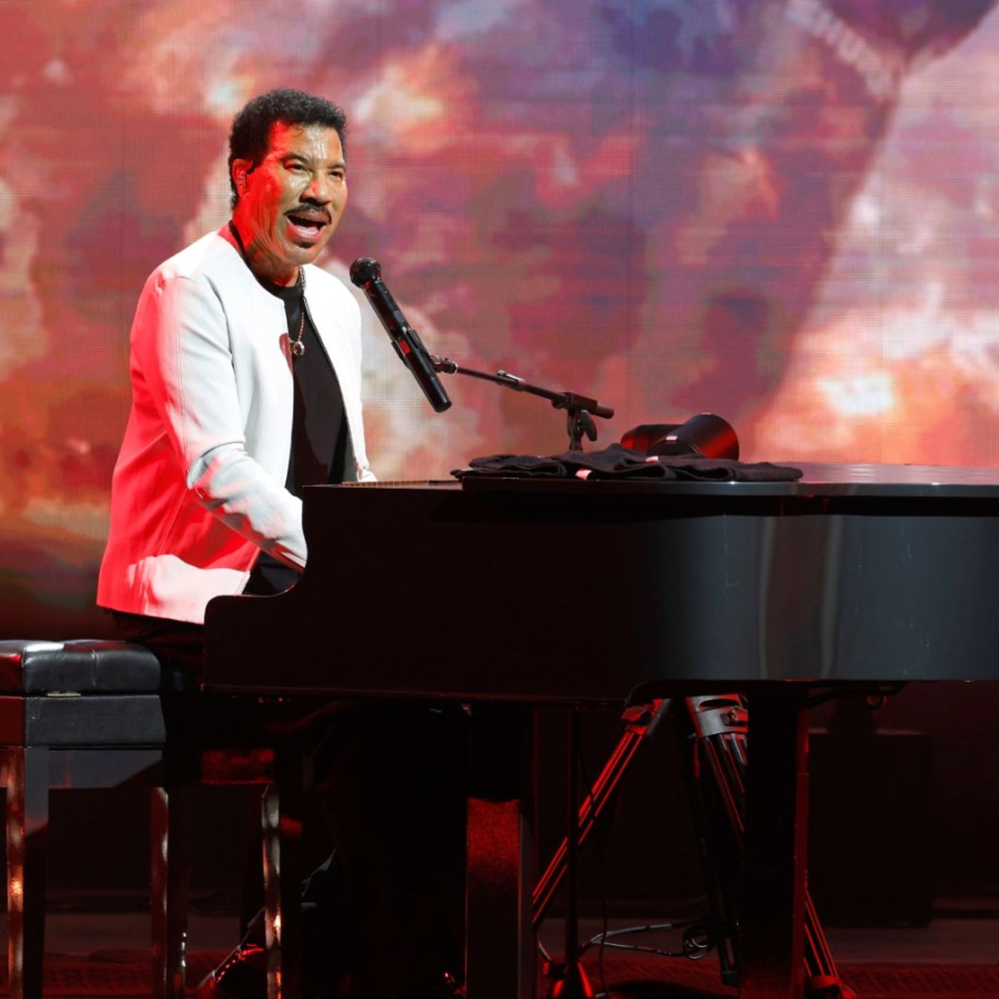 Lionel Richie Cuts Minnesota Set Short After Falling Ill On Stage episode artwork