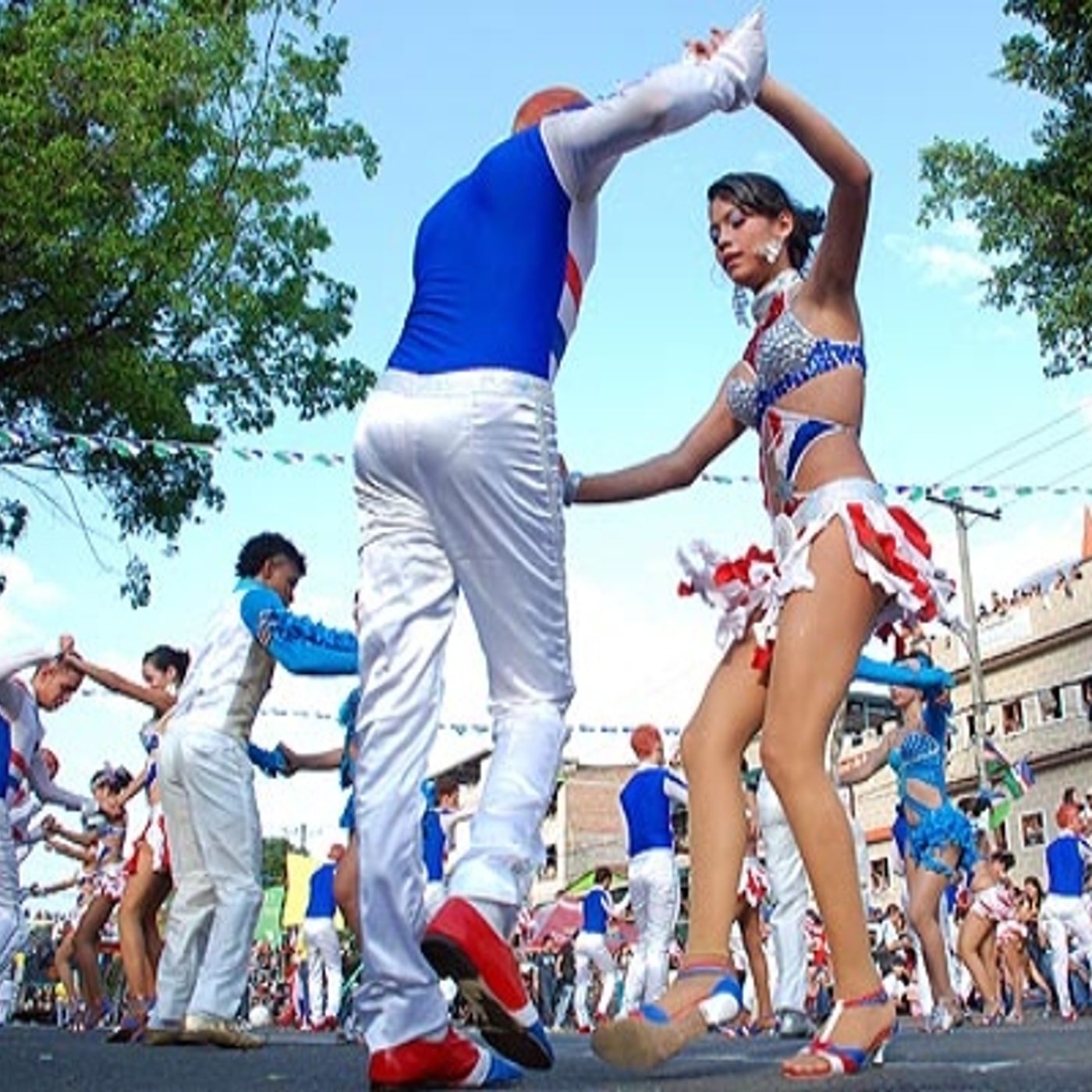 DE SALSEROS Y SONEROS