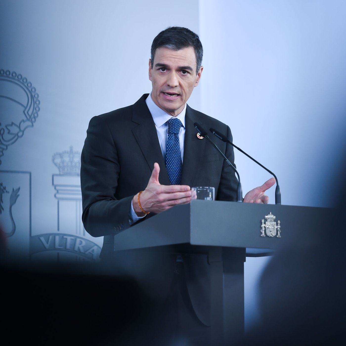 Firma de Carlos Cuesta: El timo de los avales de Sánchez para proteger a los Okupas