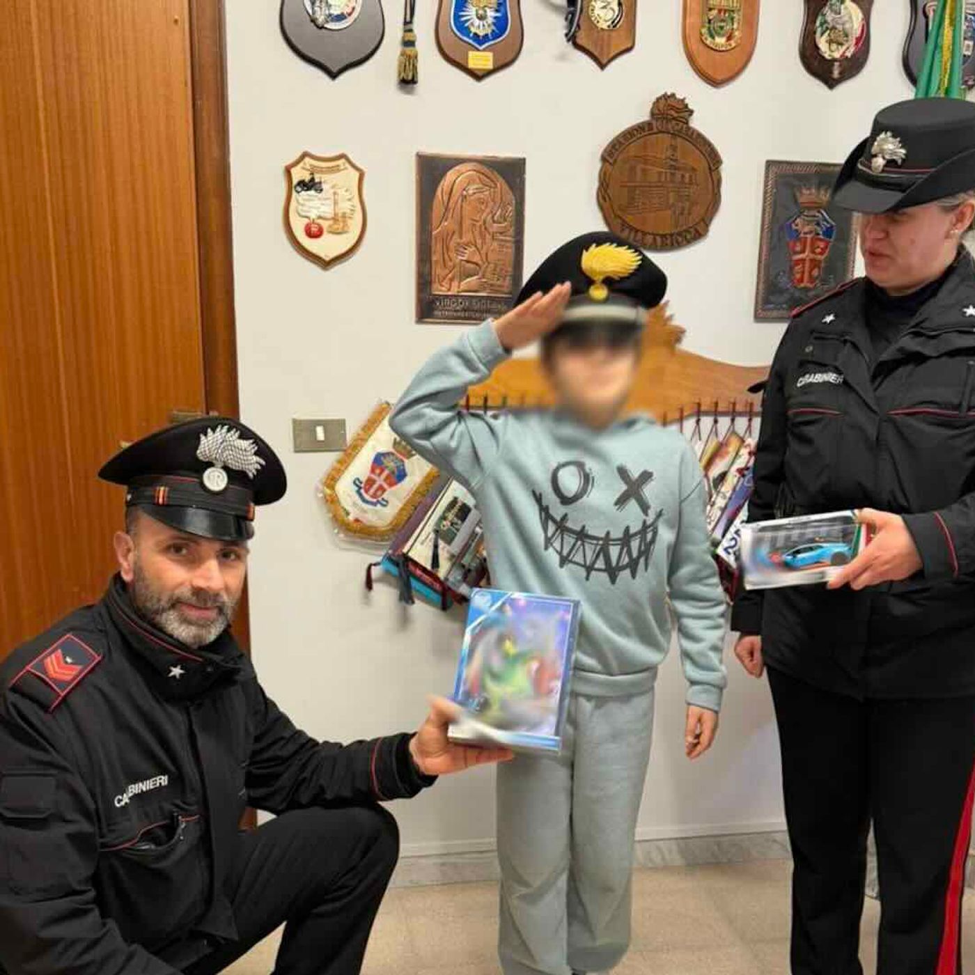 Mugnano, a 11 anni vende libri e disegni per regalo di Natale alla sorellina episode artwork