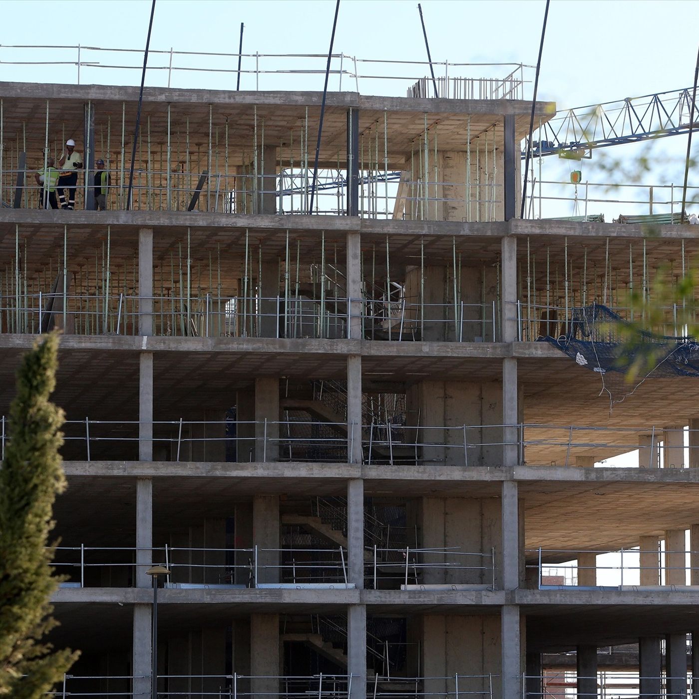 Prensa económica: El sector de la construcción pierde obreros por la caída del 7,4% en sus salarios reales desde 2008