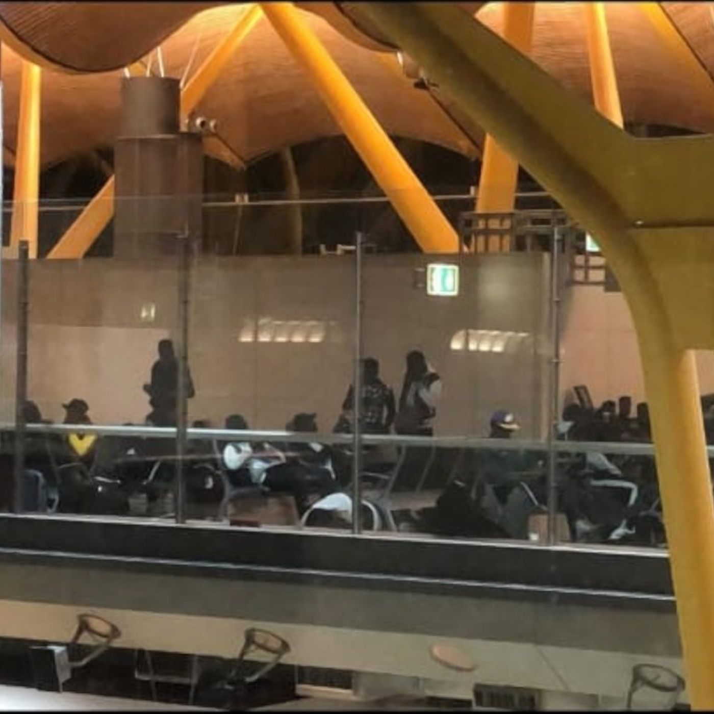 Madrid es Noticia: 400 personas sin hogar duermen en el aeropuerto