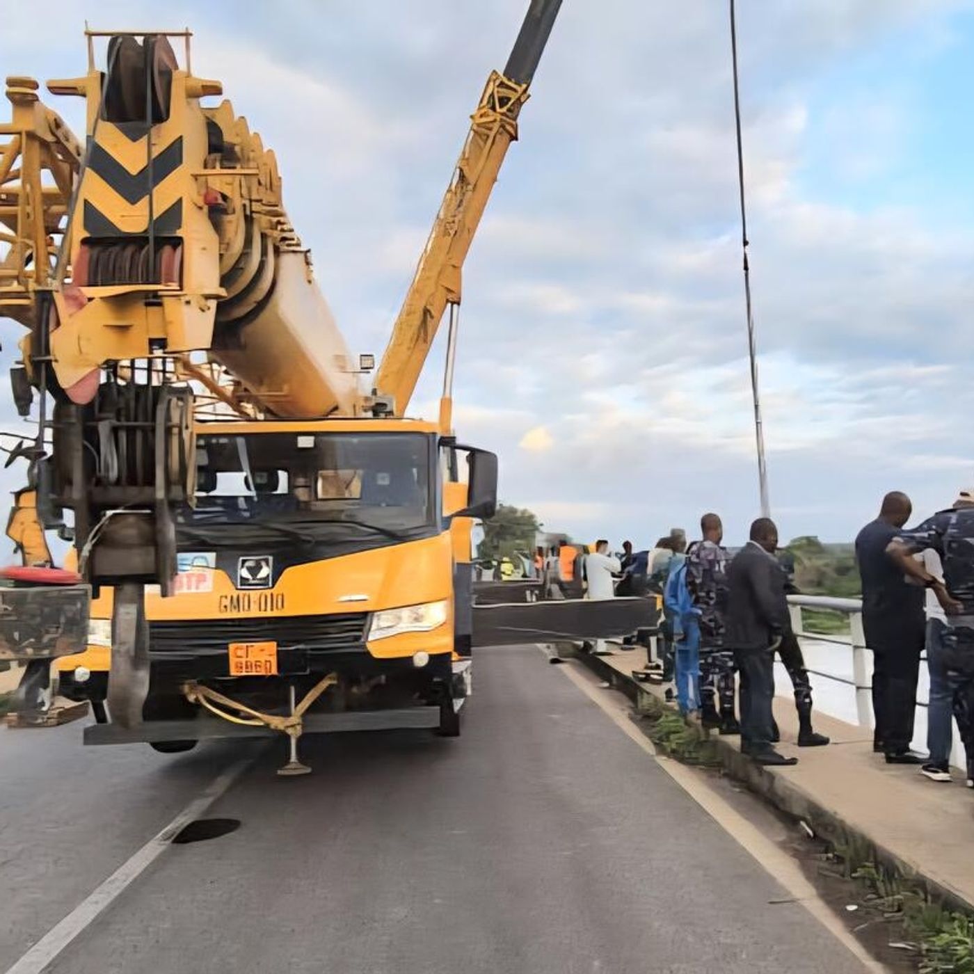 Le journal du 18 août 2025 - Au Bénin un bus STM chute du pont de Thio, 1 décès confirmé, 44 disparus episode artwork