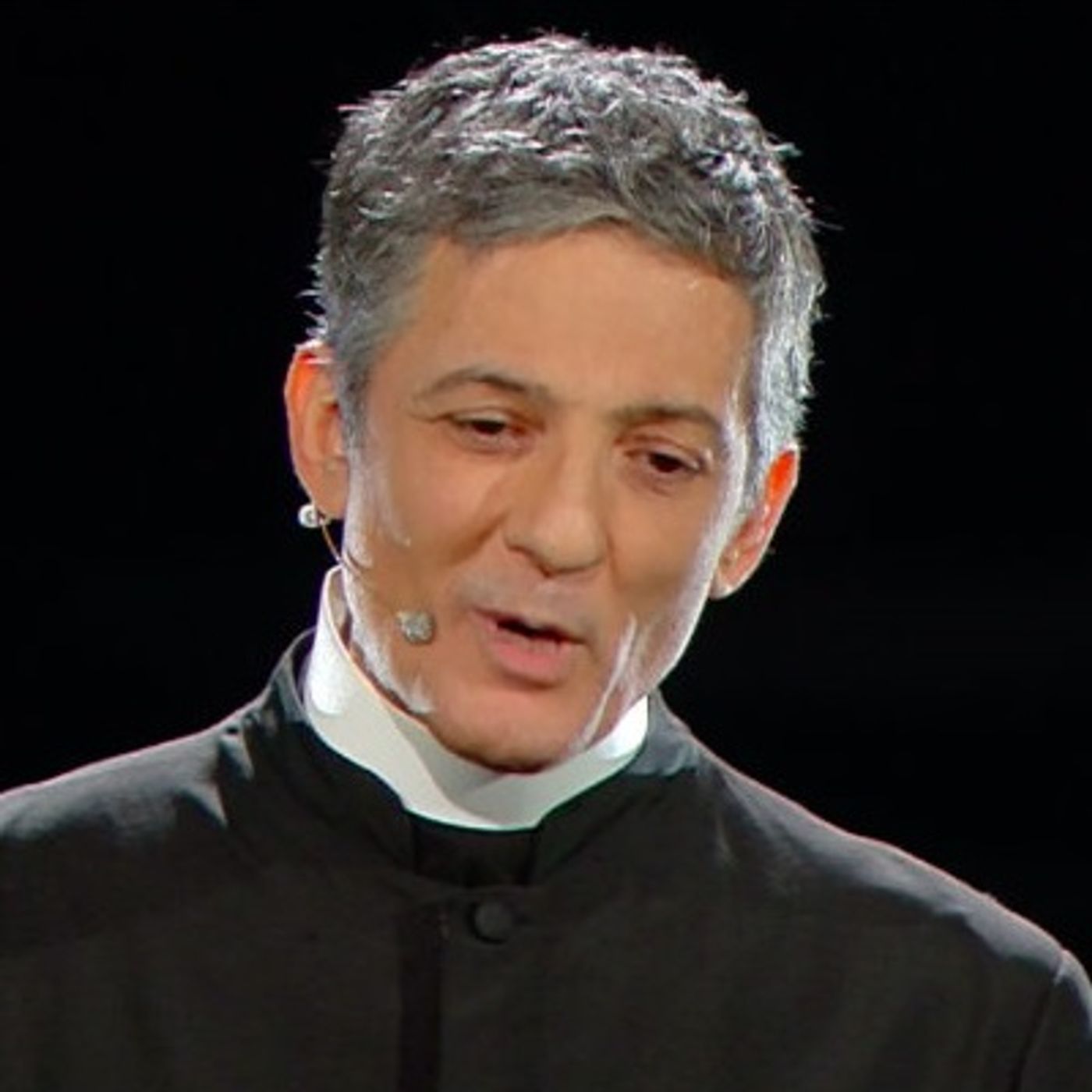 A Sanremo Fiorello prende in giro la Chiesa, i sacerdoti, la fede