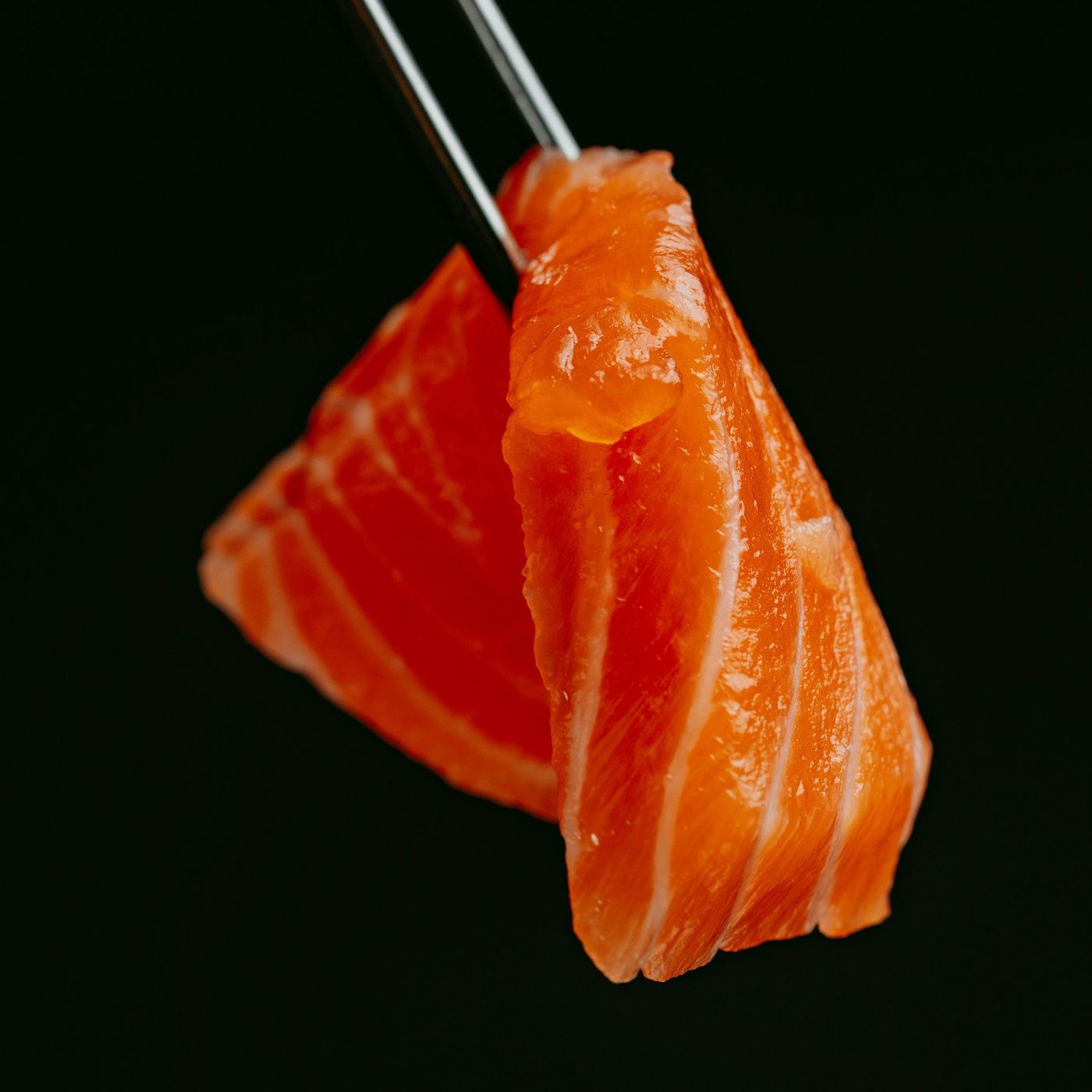 Wild vs. Farmed Salmon: A Nutritional and Safety Comparison