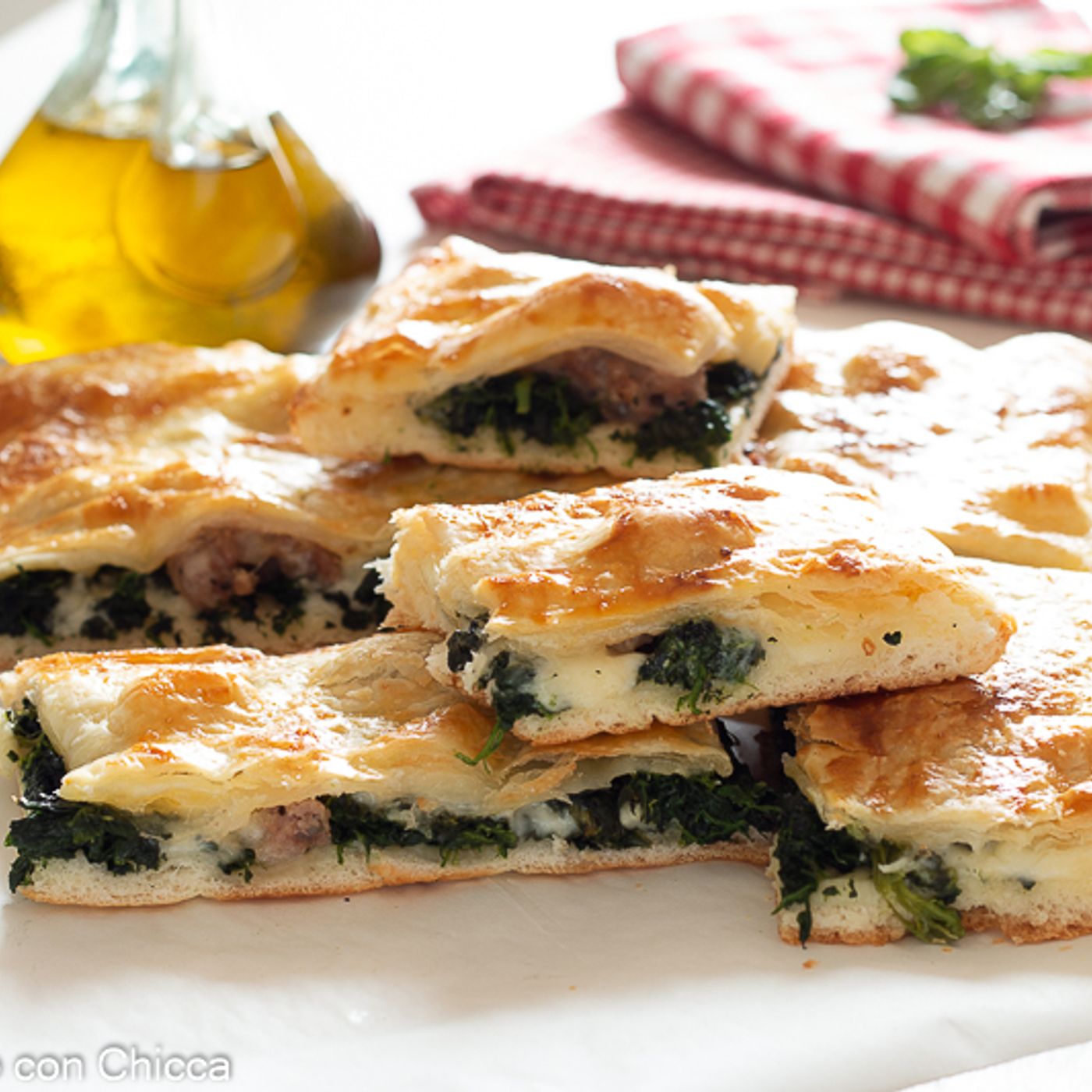 Pizza parigina con salsiccia e spinaci
