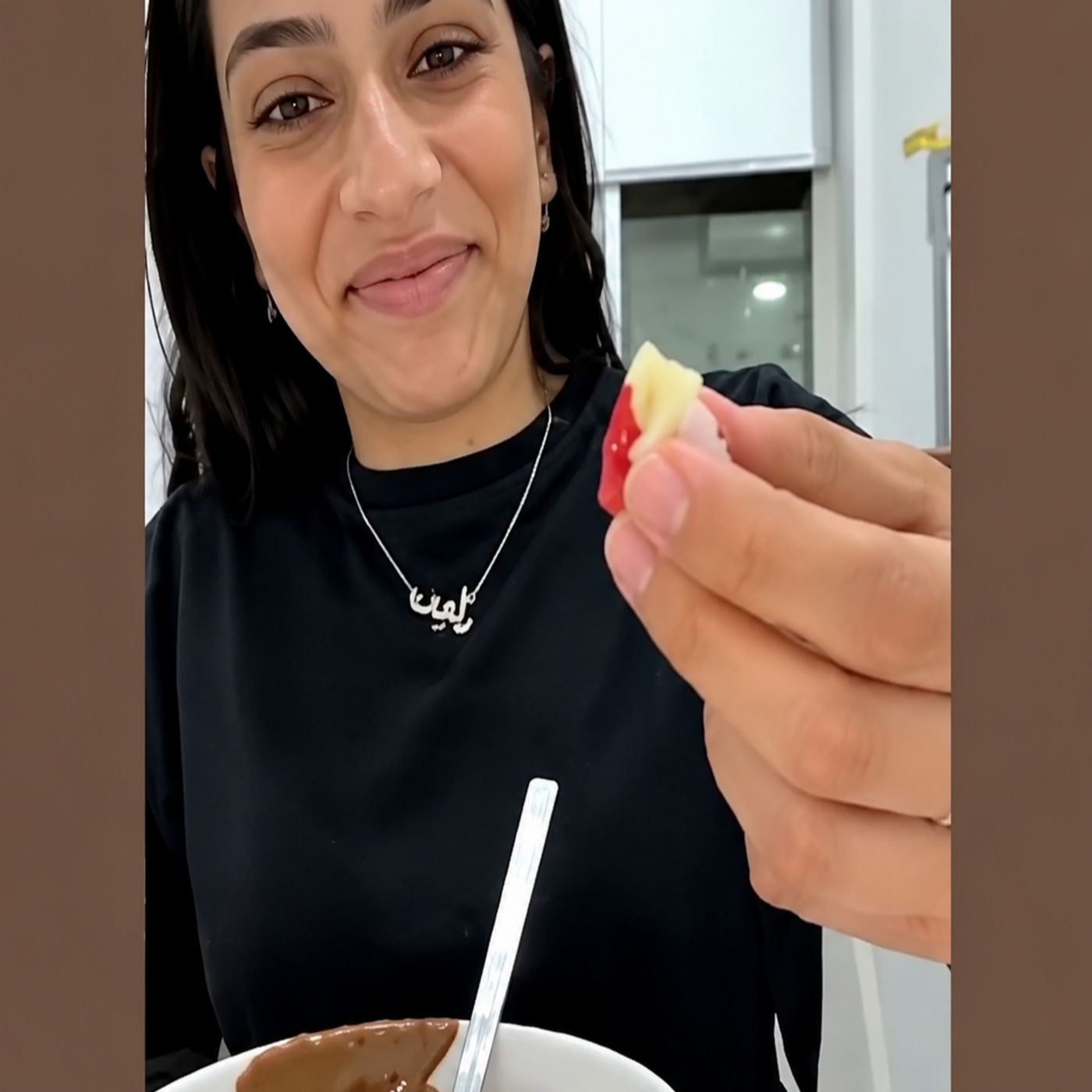 ميرا تحضّر خلطة غريبة من الفواكه والشوكولاتة! 😂🍫🍓❤️ episode artwork