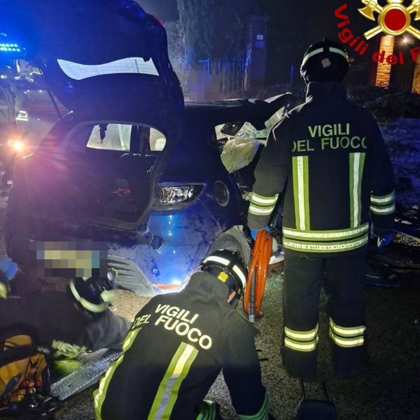 Auto con quattro giovani si schianta contro un muretto: morto sul colpo un 19enne