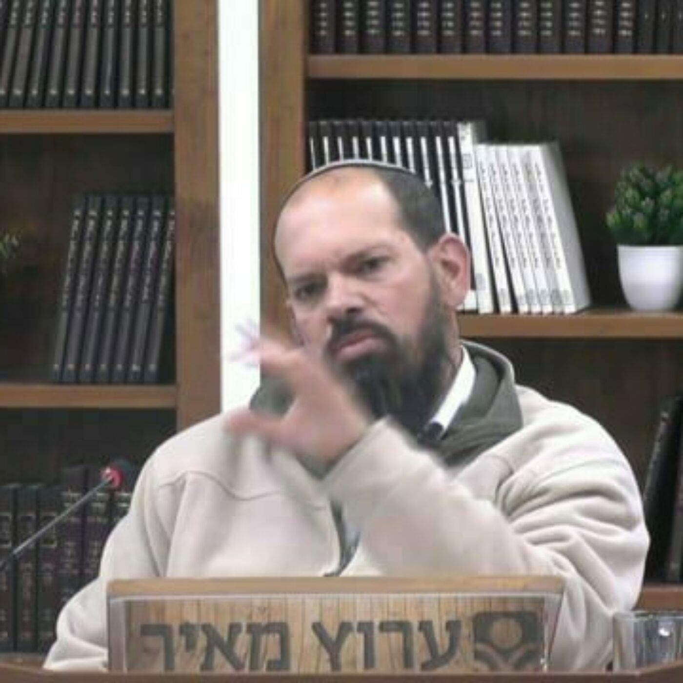 "מלביש ערומים" : מה תפקידו של הלבוש? | הרב אייל ורד "מלביש ערומים" : מה תפקידו של הלבוש? | הרב אייל ורד