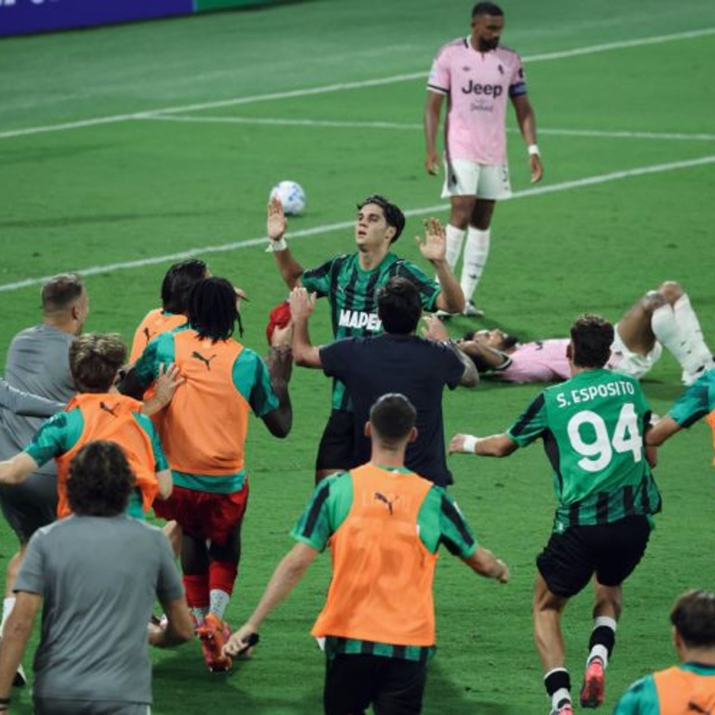 Serie A, il Sassuolo batte la Juve, il Napoli sconfigge il Bologna episode artwork