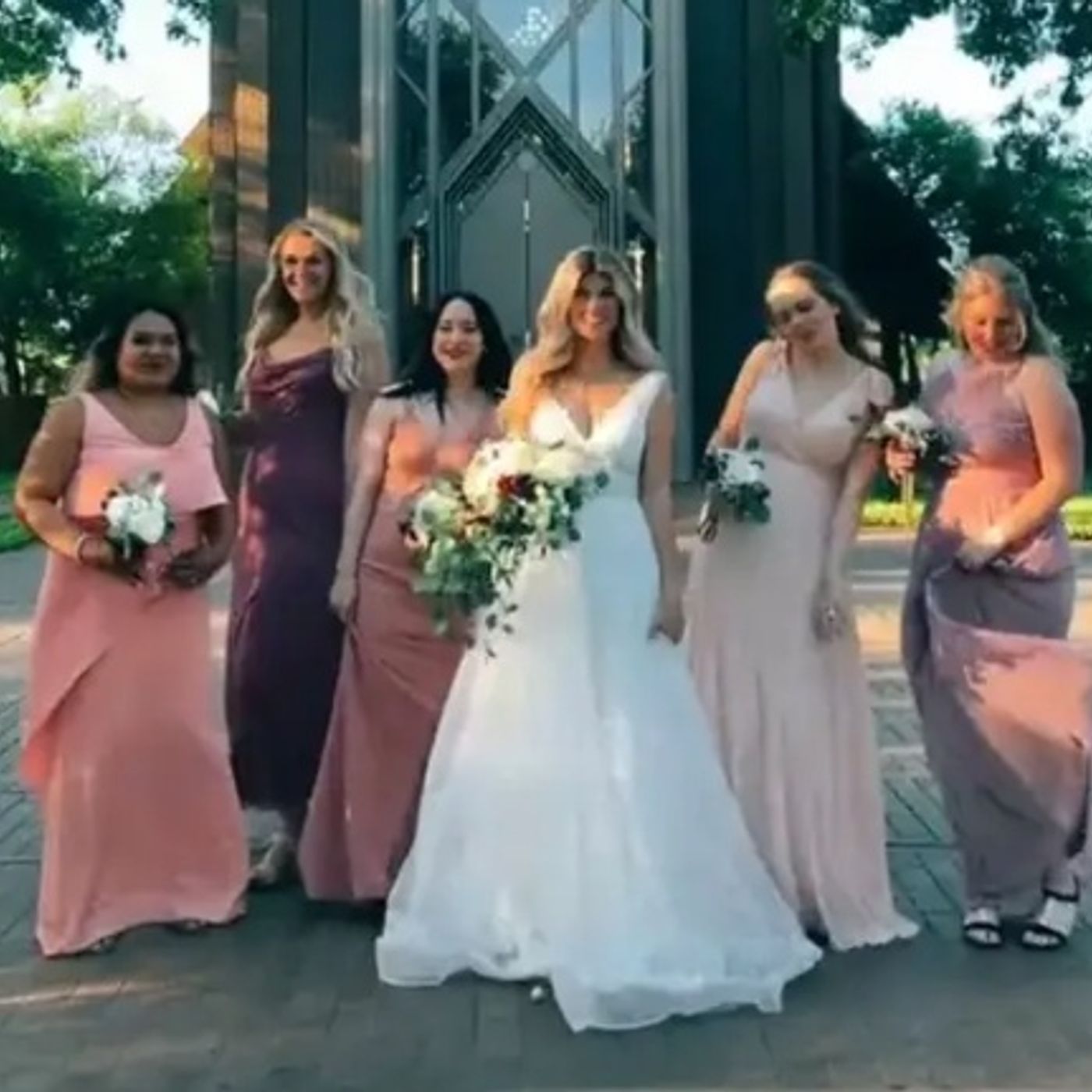 Alexis tells us about inviting strangers to be her bridesmaids & Duryan kicks his Mio habit!