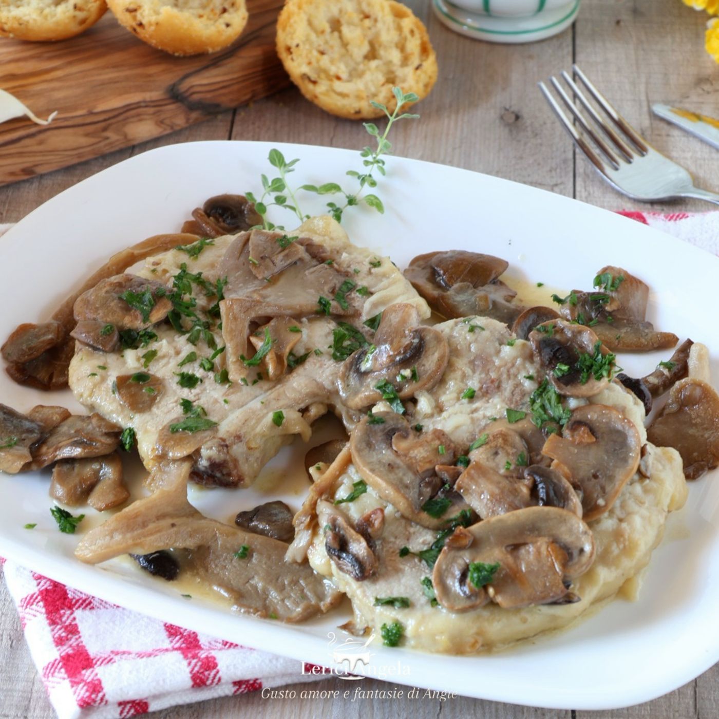 Braciole di maiale a scaloppina con i funghi pronte in 20 minuti