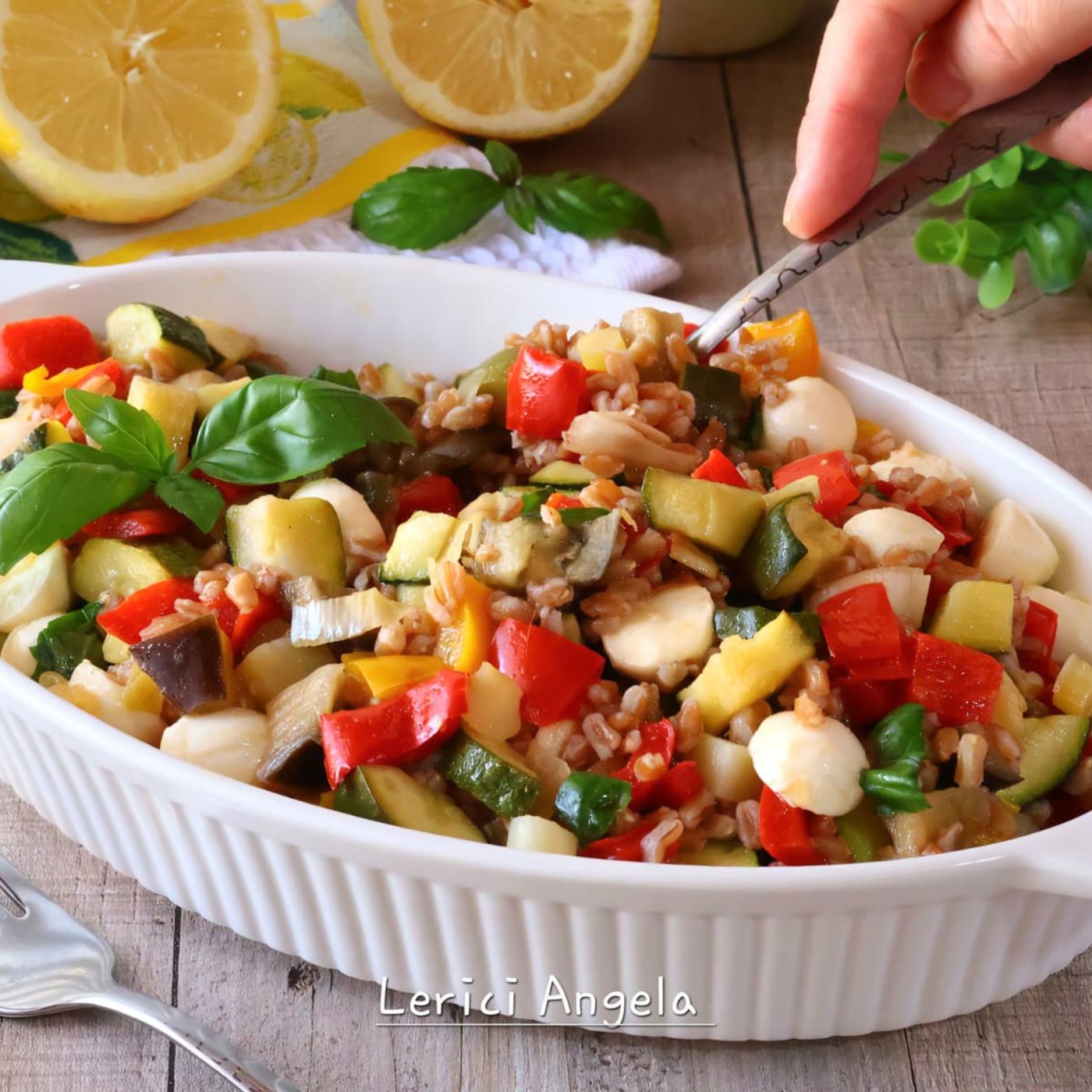 Insalata di farro fredda con verdure croccanti e mozzarelline episode artwork