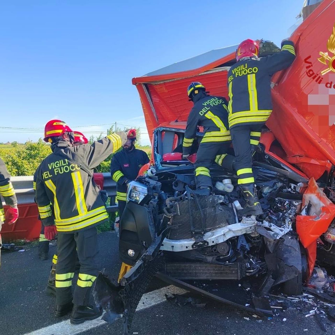 A4, ancora un incidente fra mezzi pesanti nel Veneziano: grave l’autista di un furgone episode artwork