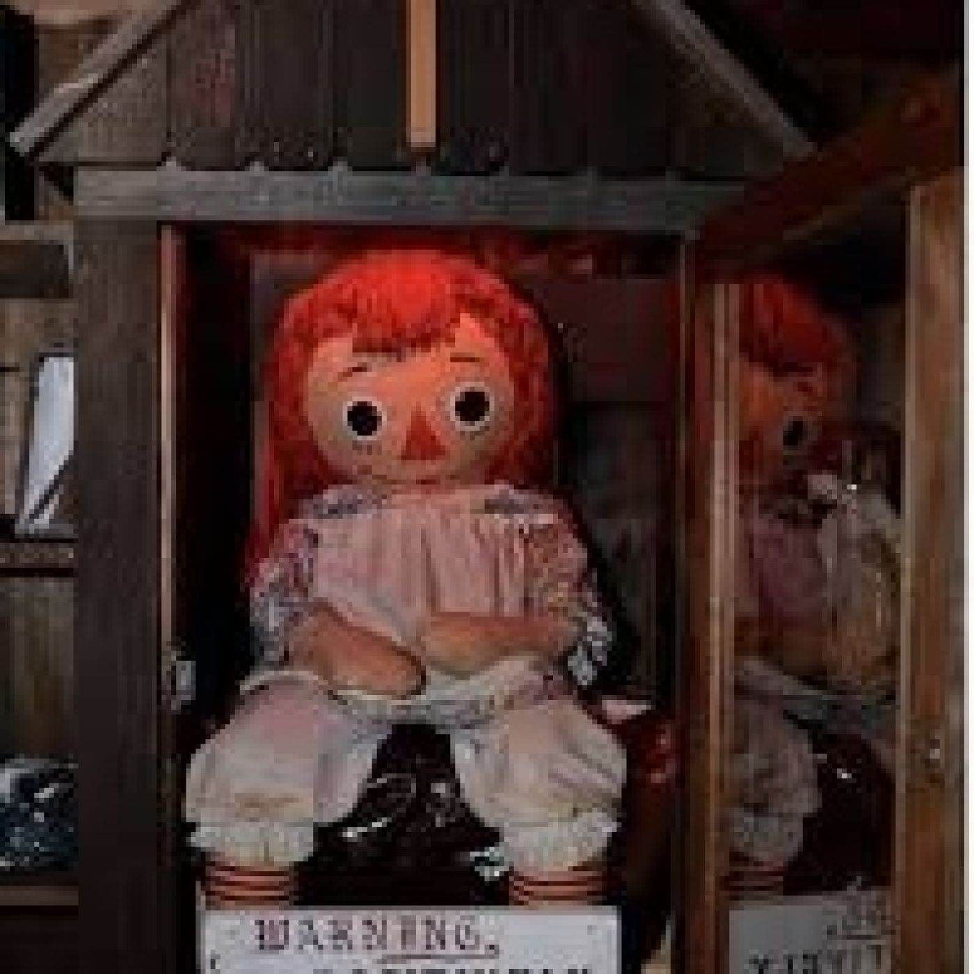 Voces del Misterio EXPRESS: La verdadera y terrorífica historia de la muñeca Annabelle episode artwork
