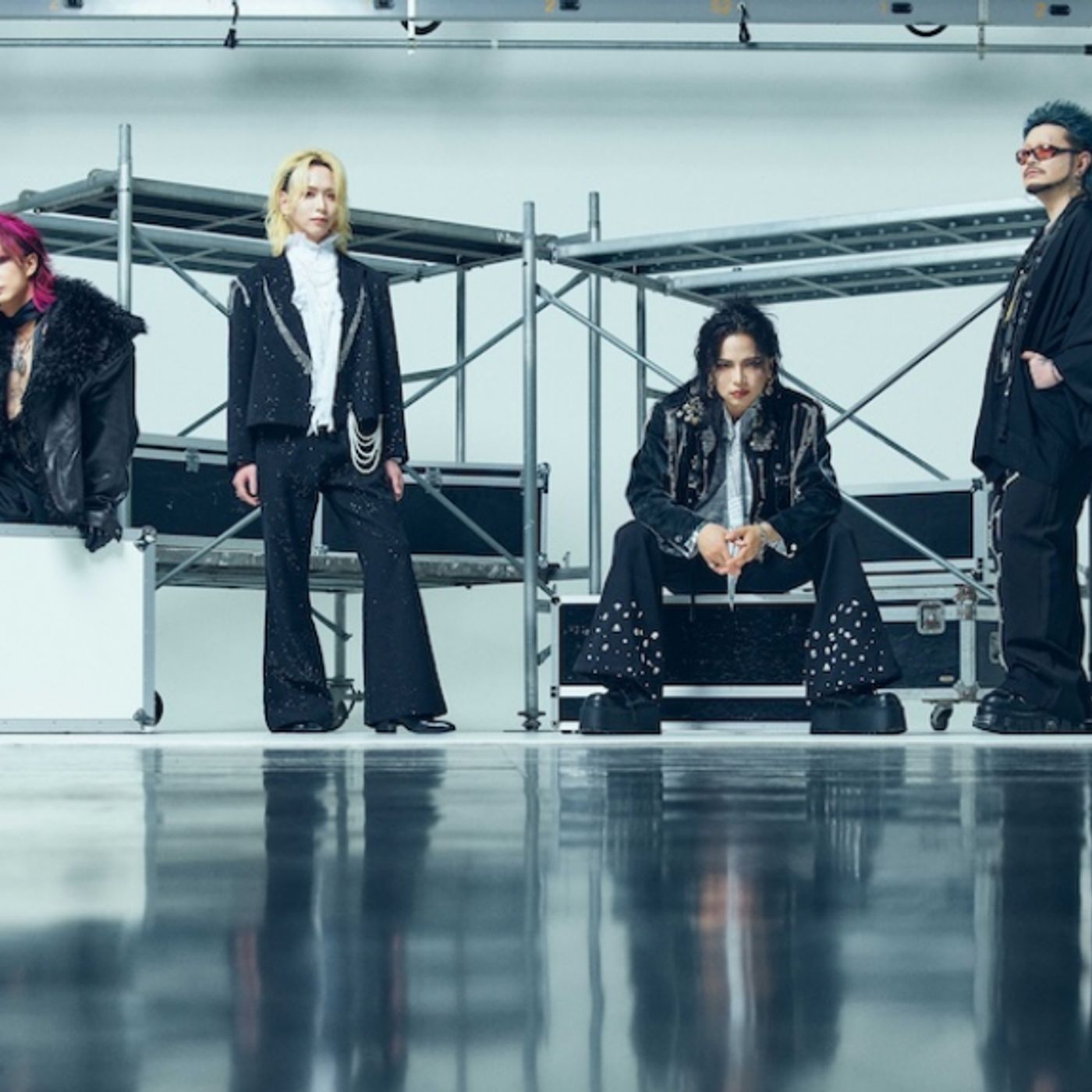 DEZERT、モノトーンを基調とした新アーティスト写真公開。東名阪ホールツアー詳細発表も episode artwork