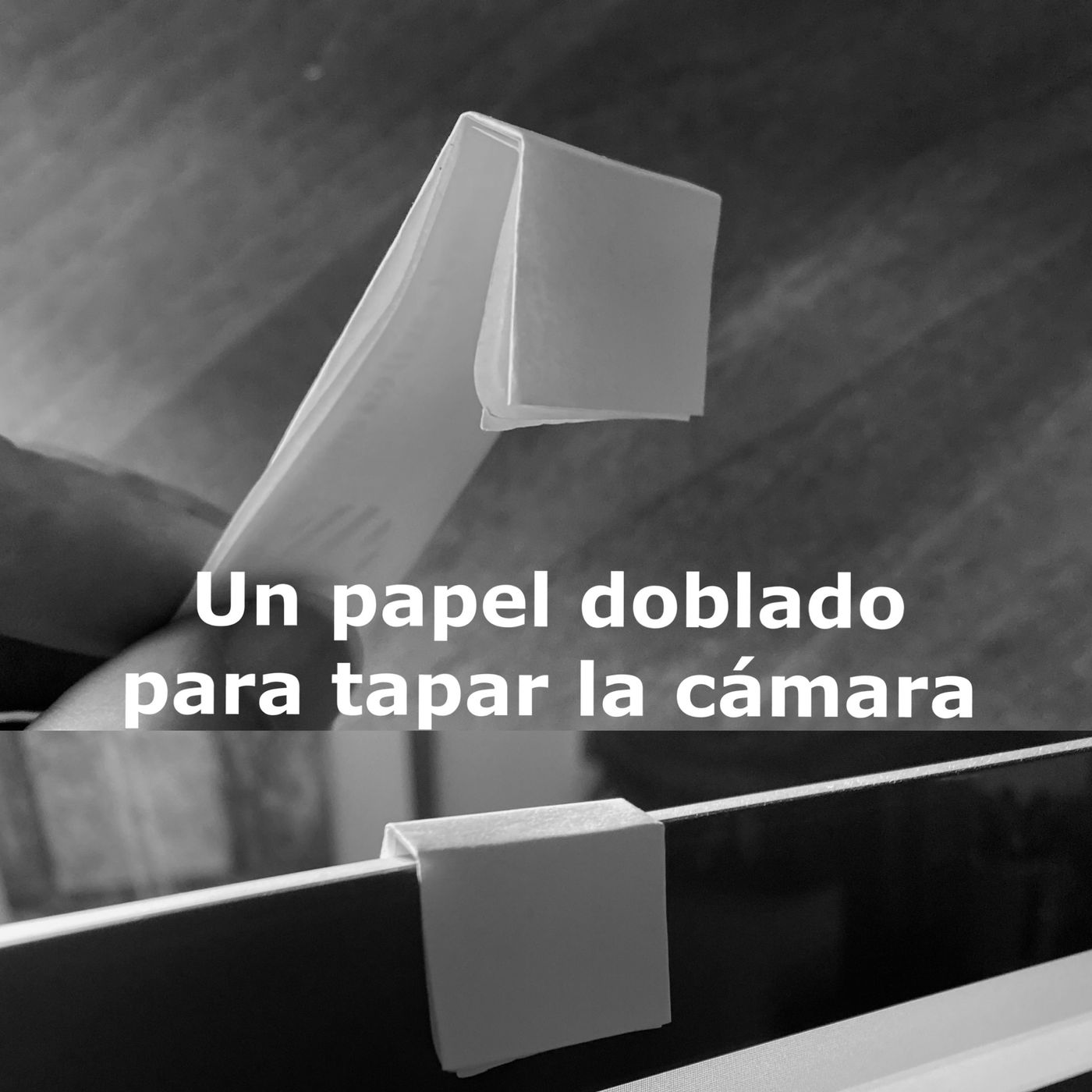 Un papel doblado para tapar la cámara