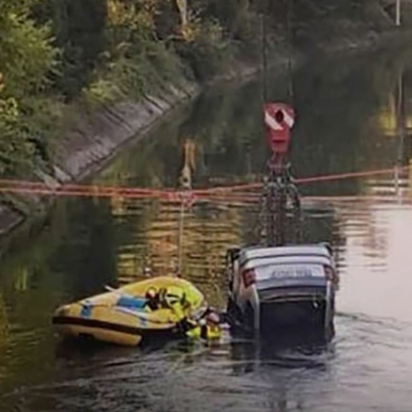 Auto con nove giovani finisce in un canale, morti tre 17enni episode artwork