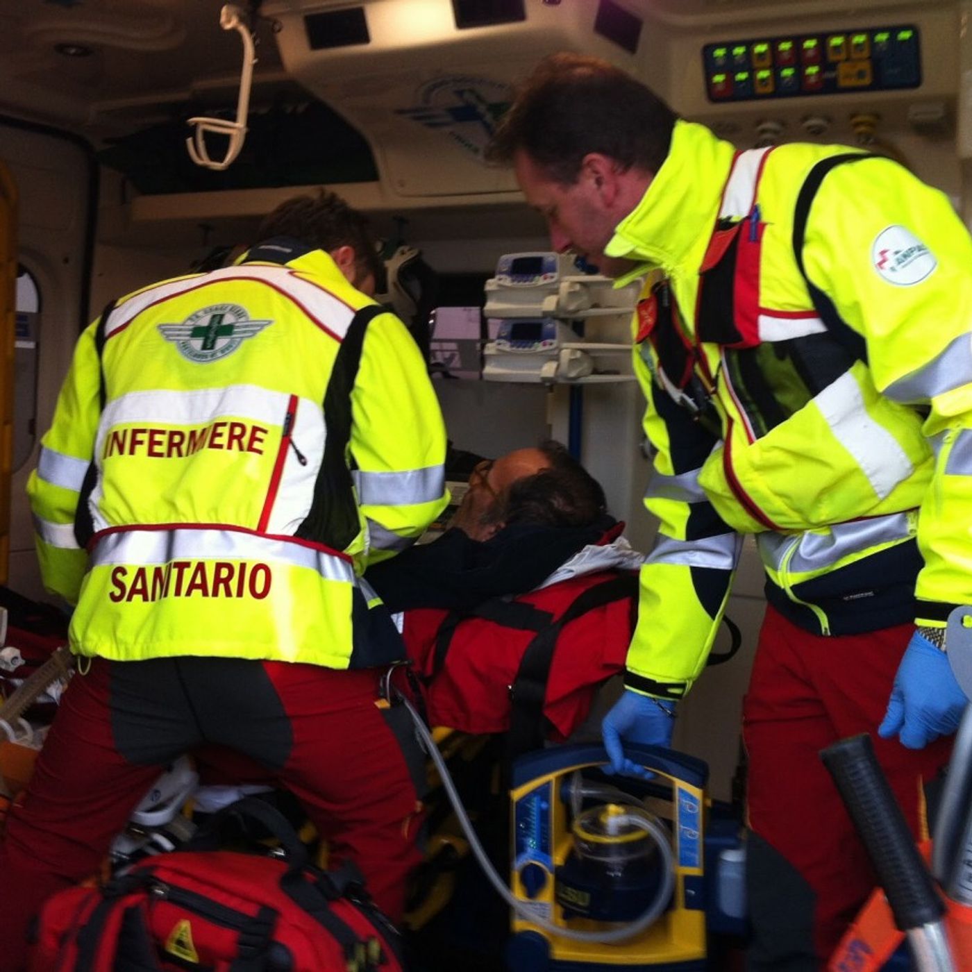 C'è un medico a bordo? Emergenze e rischi di salute in volo C'è un medico a bordo? Emergenze e rischi di salute in volo