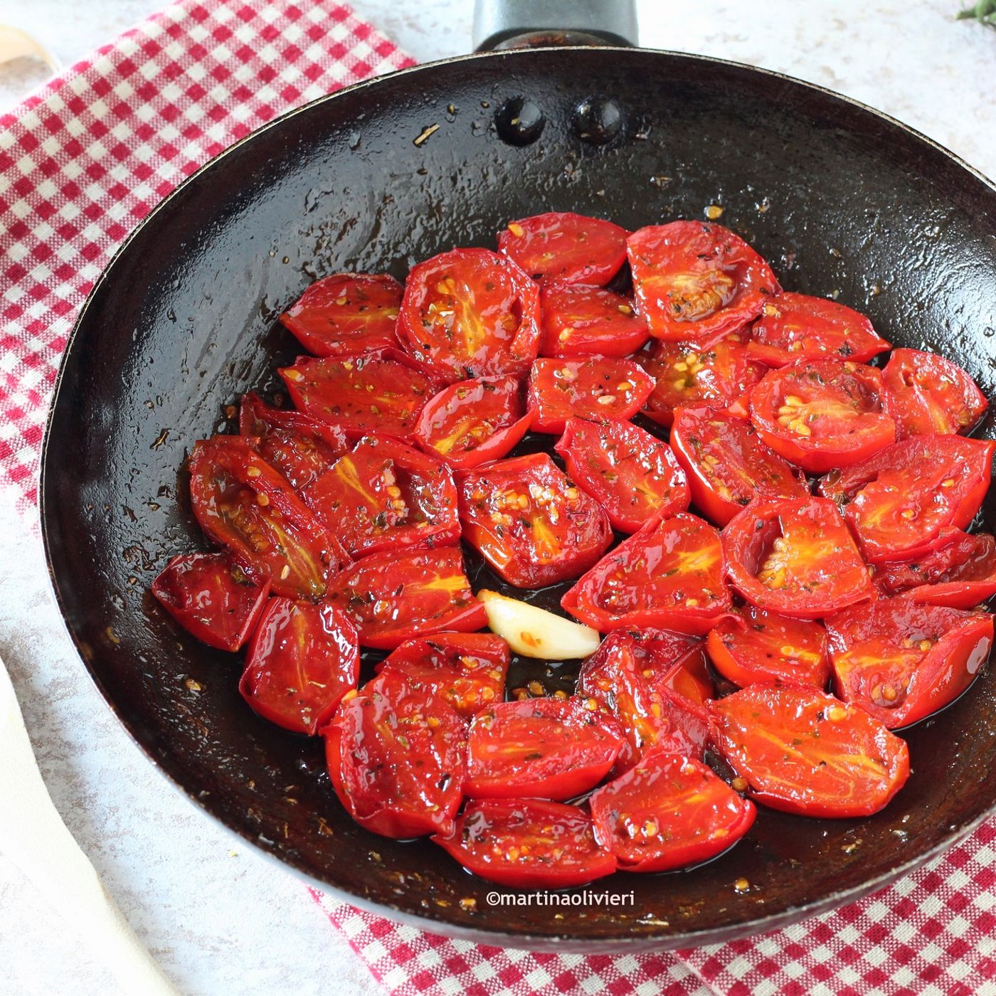 Pomodorini confit in padella episode artwork