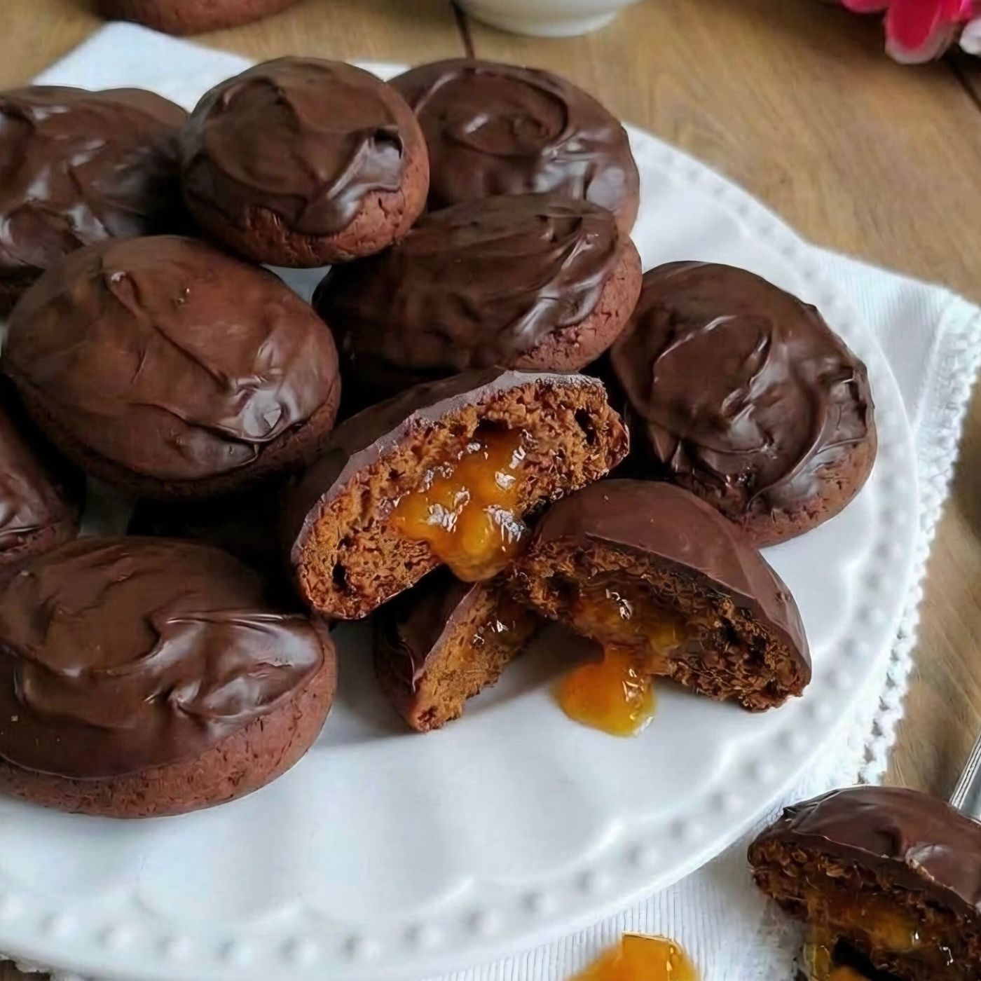 Biscotti Golosi gusto Sacher: dolce ricetta con cioccolato e ripieni di marmellata