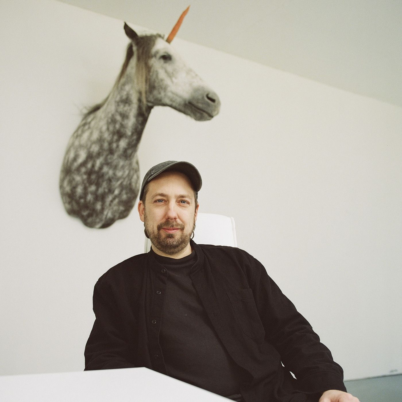 MARCEL WALLDORF - Skulpturen, Abstrakte Kunst & Soziale Kritik - Ausstellung Wallach - MARS KUNSTRAUM - Frankfurt - [ GERMANY ] episode artwork