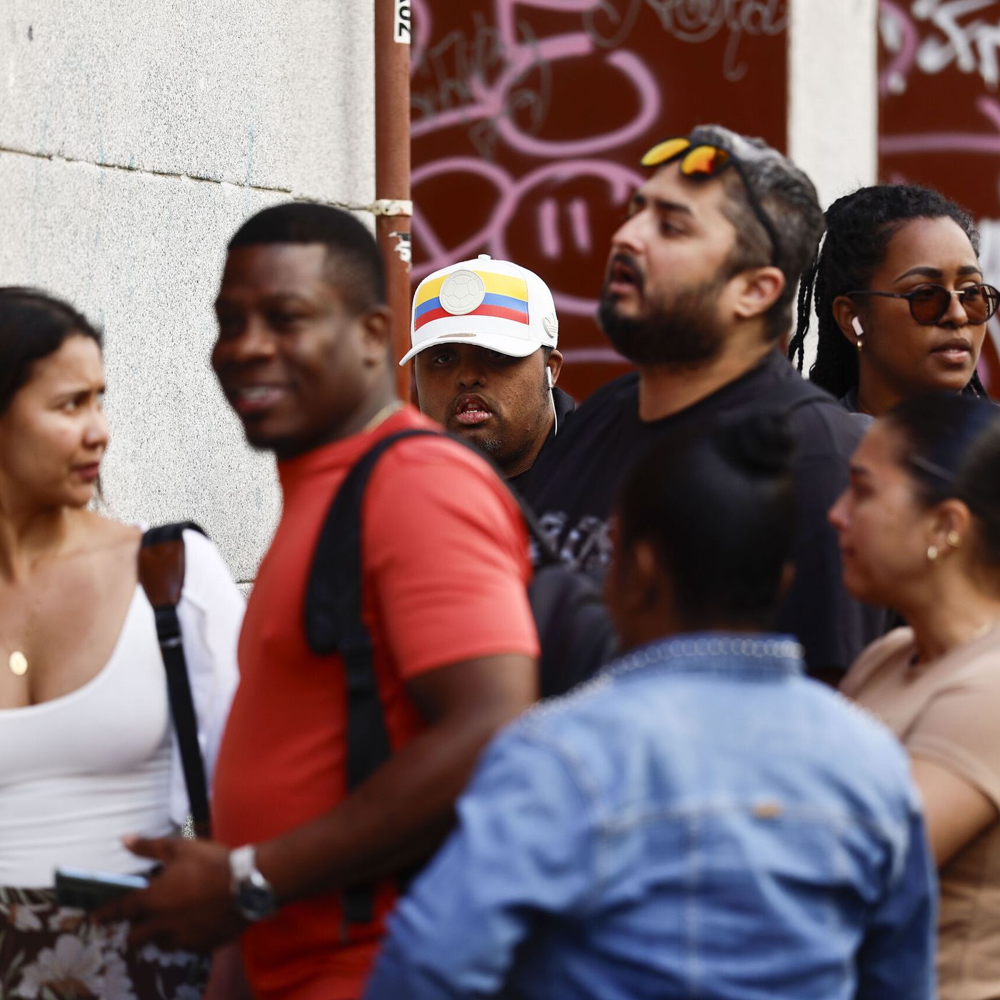 Un experto desvela la "trampa" en los requisitos para la regularización de inmigrantes: "Los Mossos me lo han dicho"
