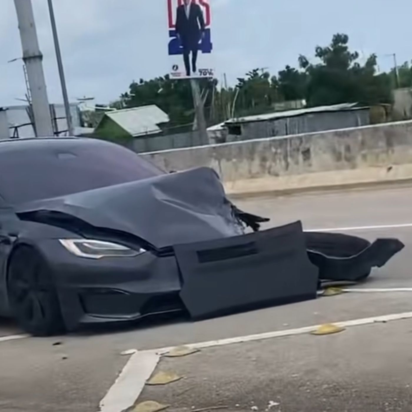 Autobús de APTPRA es impactado por un carro Tesla. episode artwork