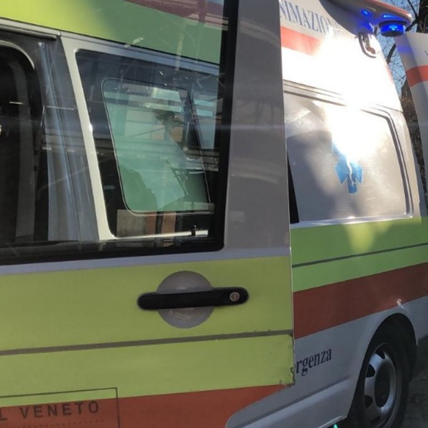 Schianto fra un’auto e un camion: ferita una donna, incastrata nell’abitacolo