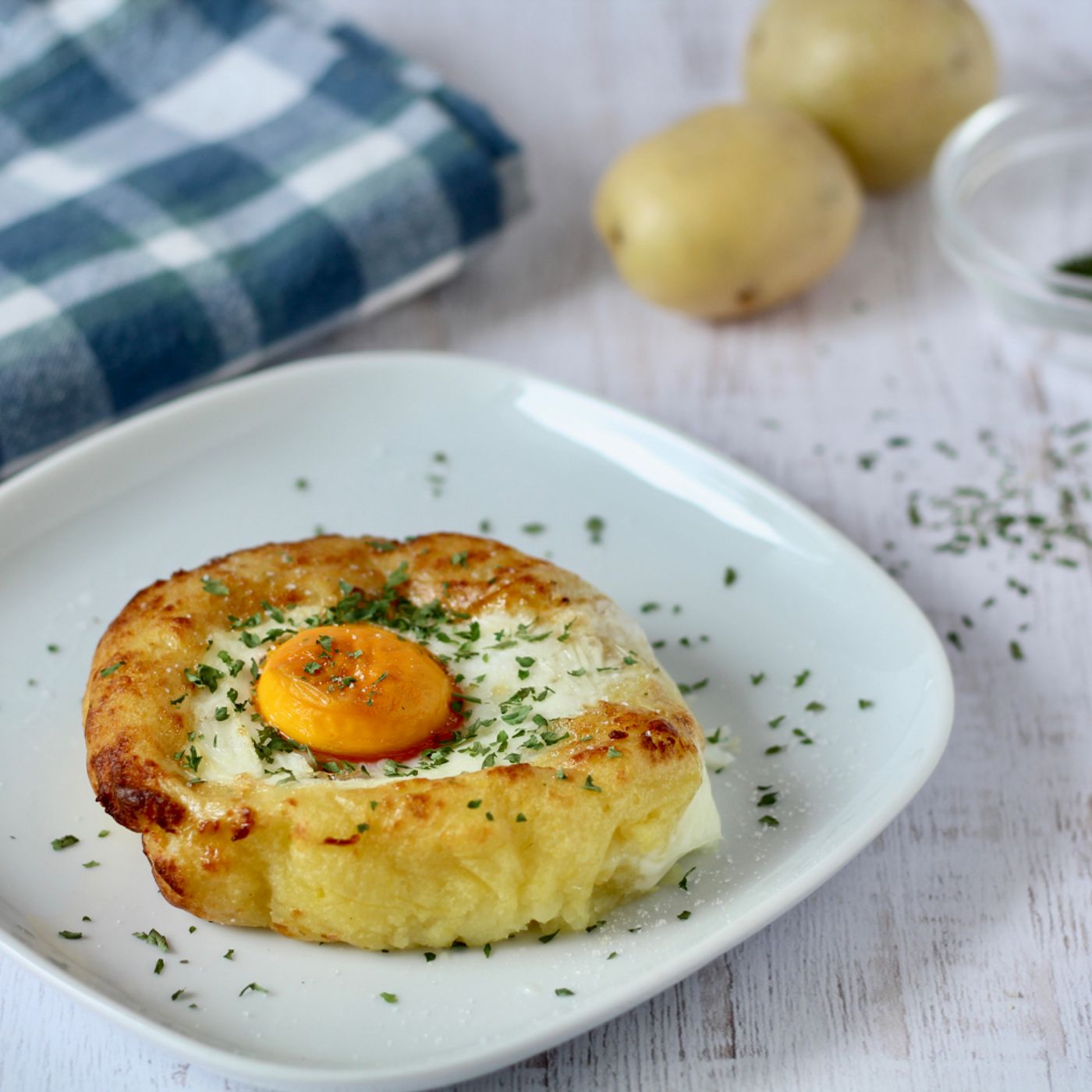Nidi di patate con uova