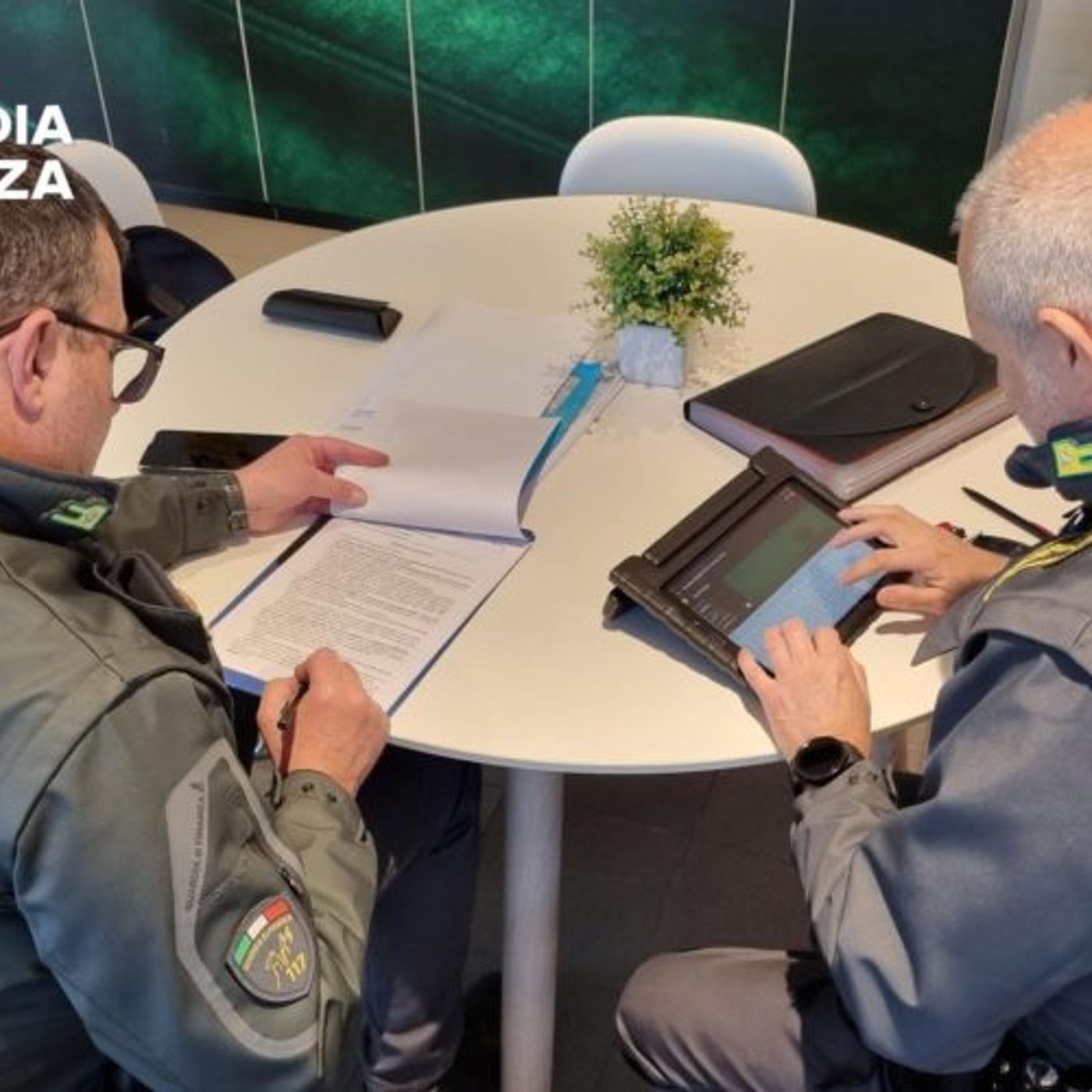 Caro-carburanti, i controlli della finanza: irregolarità in un distributore su quattro episode artwork