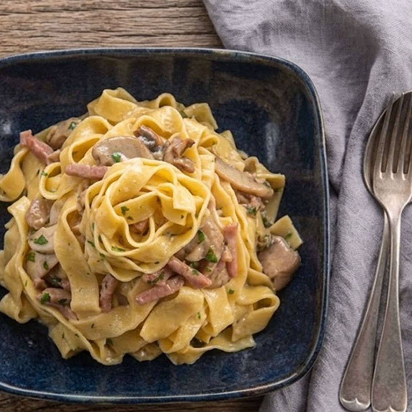 Pasta Fresca con Funghi e Pancetta Affumicata la ricetta cremosa senza panna