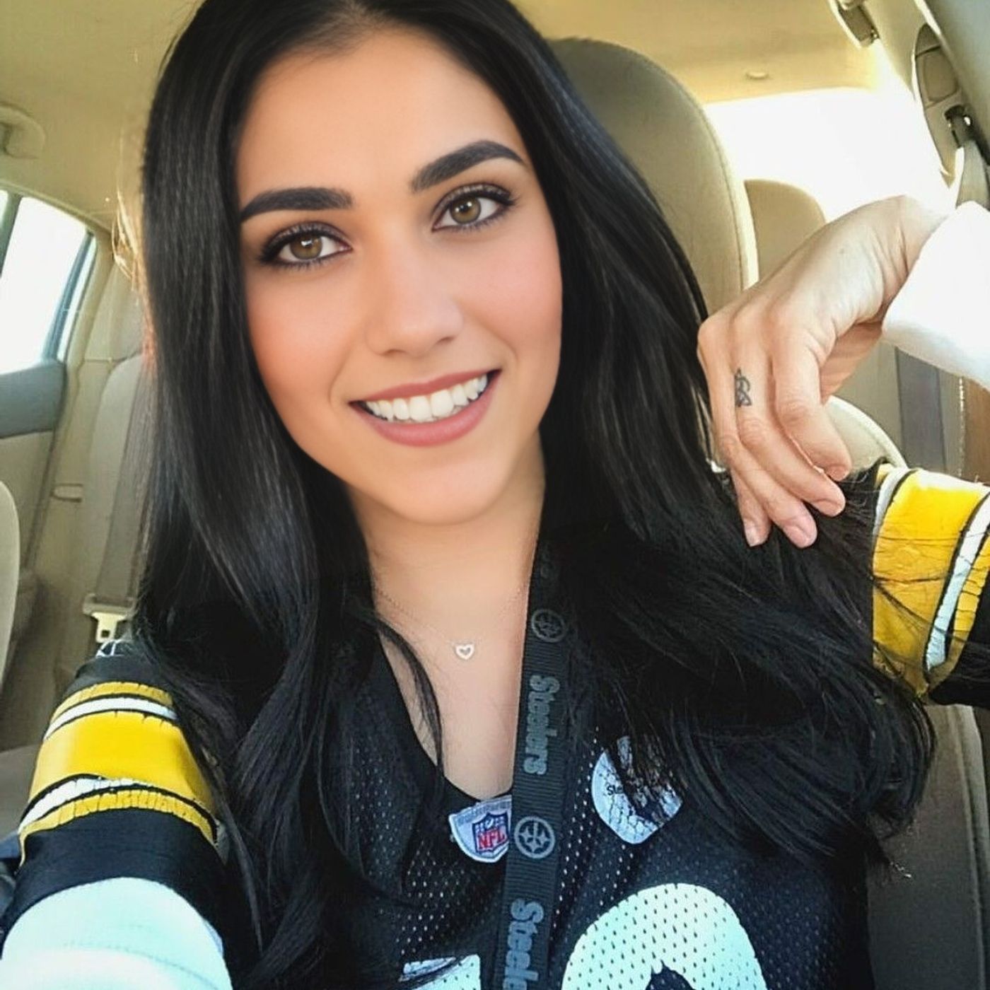 Hannah Presents B and R's stupid sports show