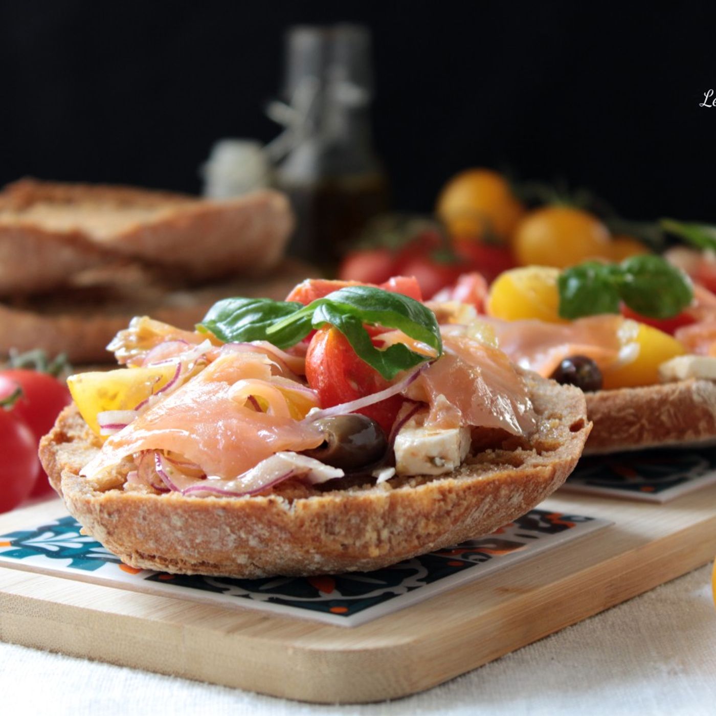 Friselle con salmone, pomodorini, cipolla rossa, olive taggiasche e feta episode artwork