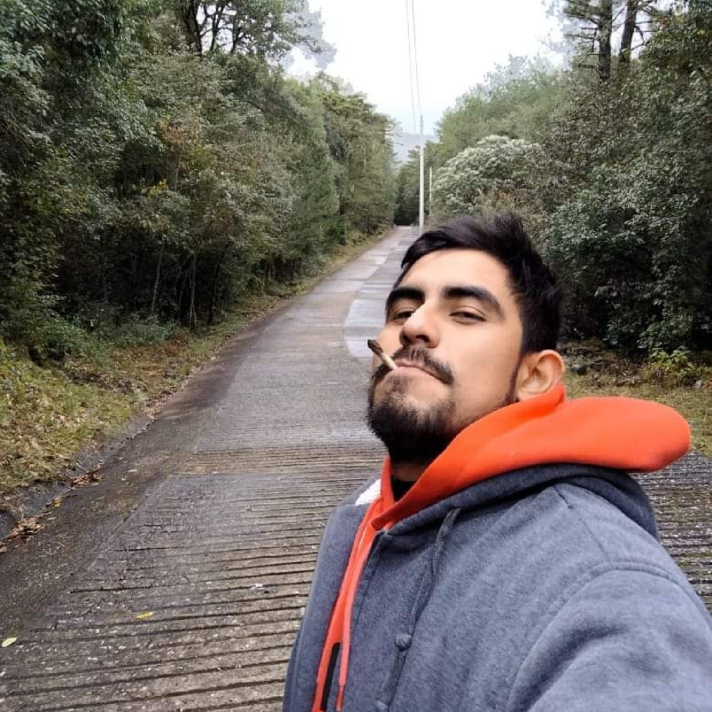 No tiene un nombre chido, va más allá . cover art