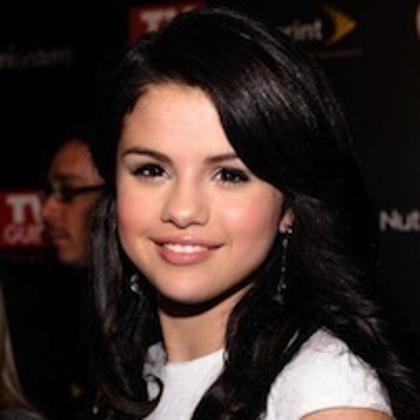 Maxwell calls Selena Gomez episode artwork