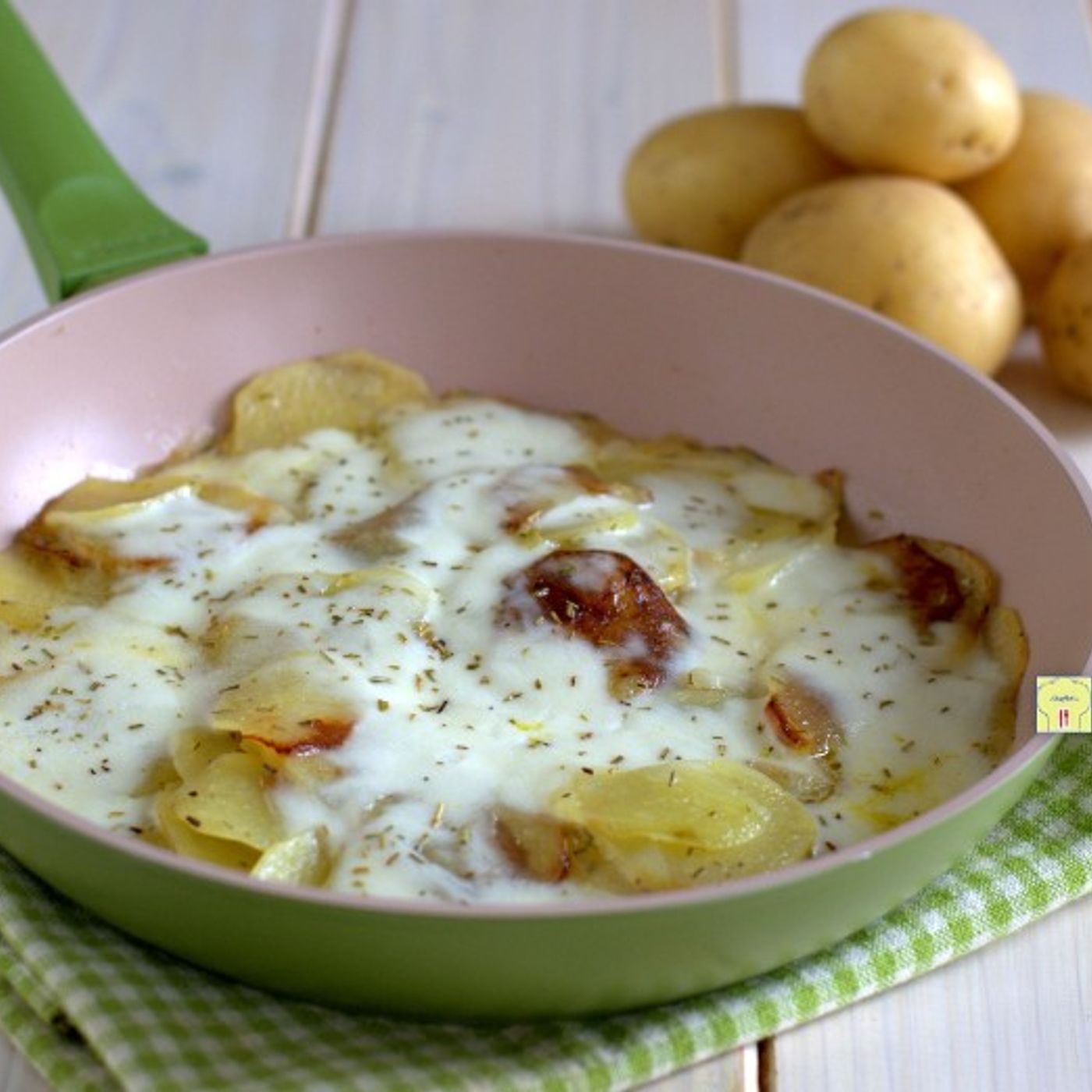 Patate e mozzarella in padella