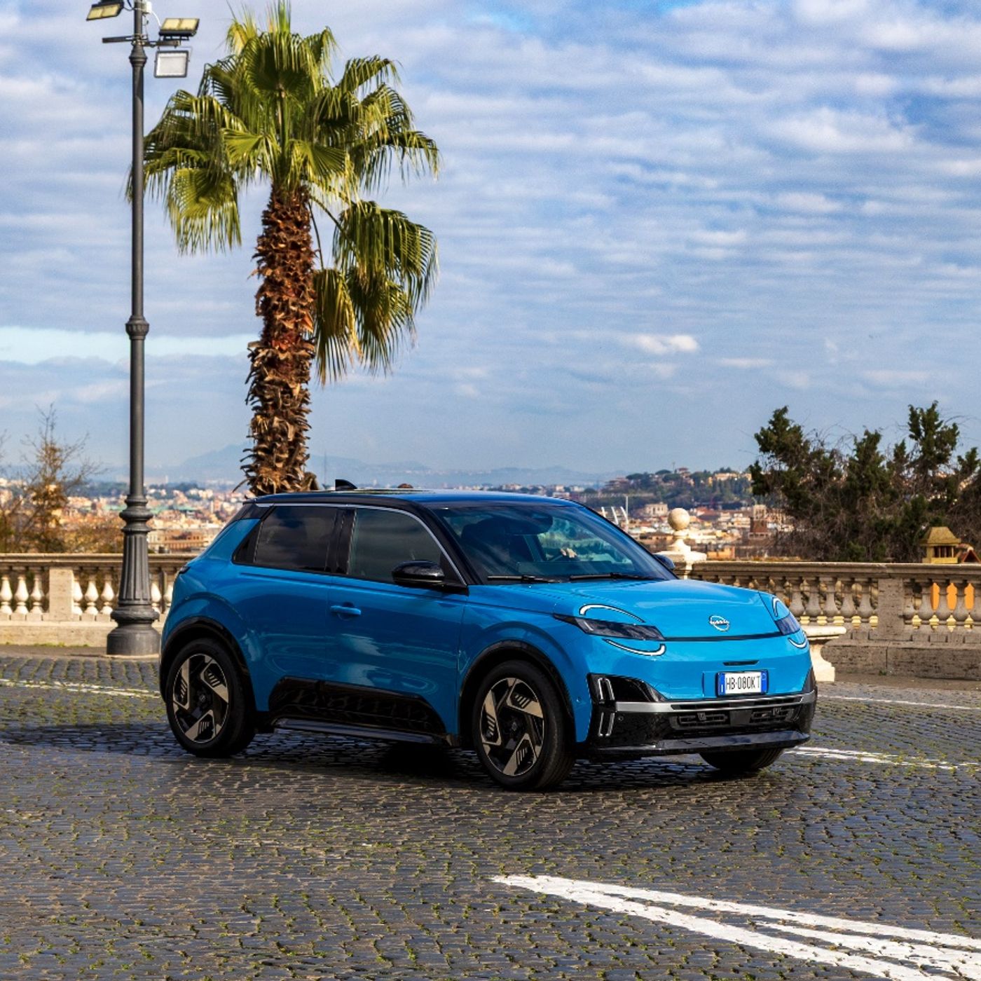 Nissan MICRA elettrica - Prova su strada della city car da 416 km di autonomia episode artwork