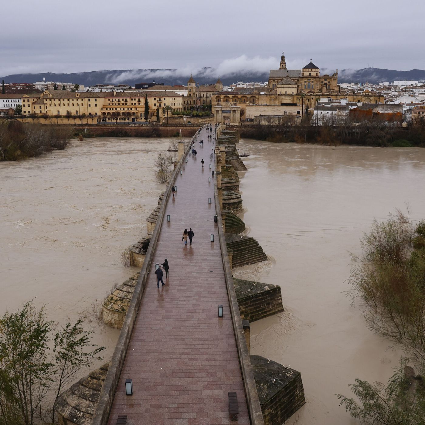 Las Noticias de La Mañana: Alerta en el sur: más de 7.000 evacuados por la furia de la borrasca Leonardo