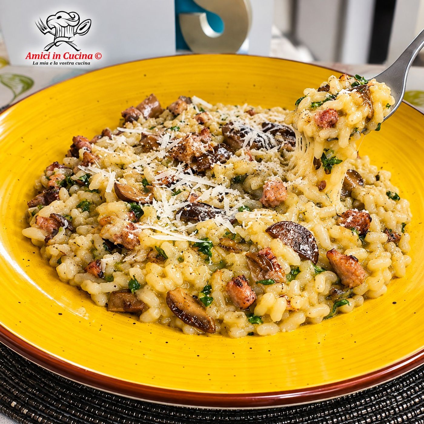 Risotto ai funghi e salsiccia: il primo piatto cremoso dal sapore avvolgente