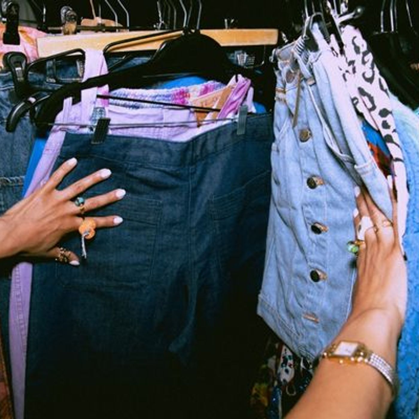 La plus grande vente de vêtements au kilo en Europe aura lieu les 15 et 16 avril à Liège episode artwork