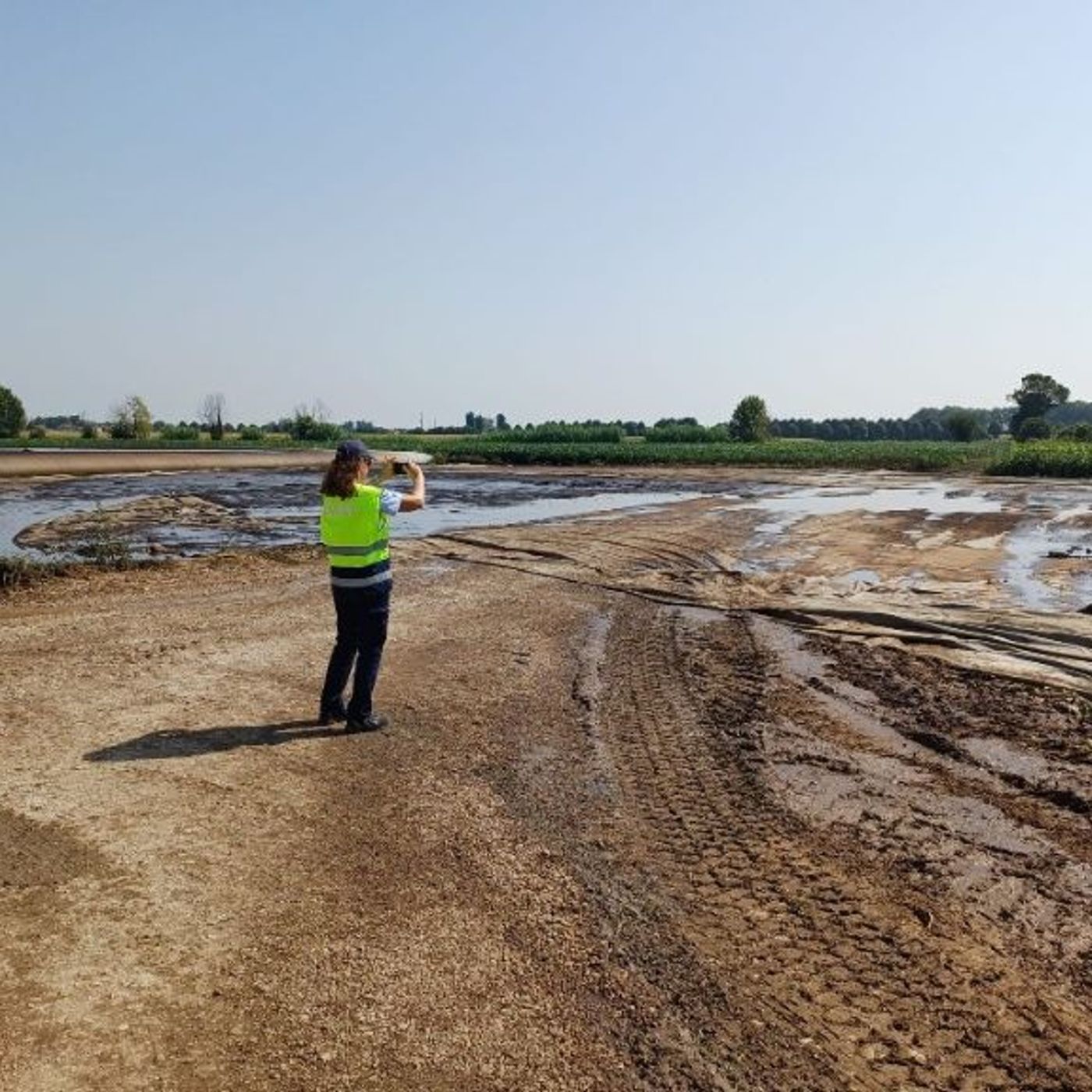 Si rompe un maxi serbatoio di digestato: sversati mille metri cubi, evitato l’arrivo nel Tesina episode artwork