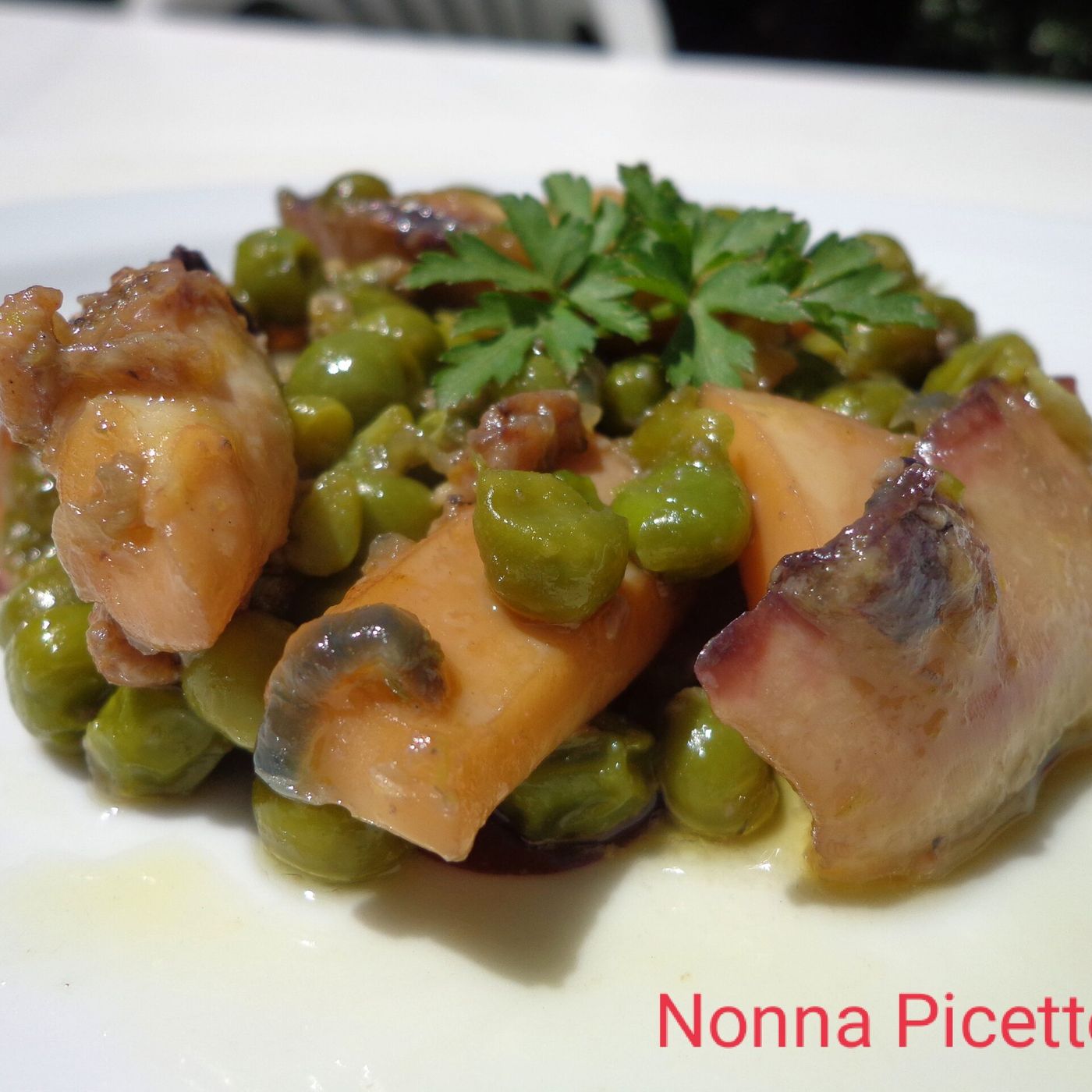 Seppie con piselli ricetta di nonna Picetto: in umido, in bianco, semplici e gustose episode artwork