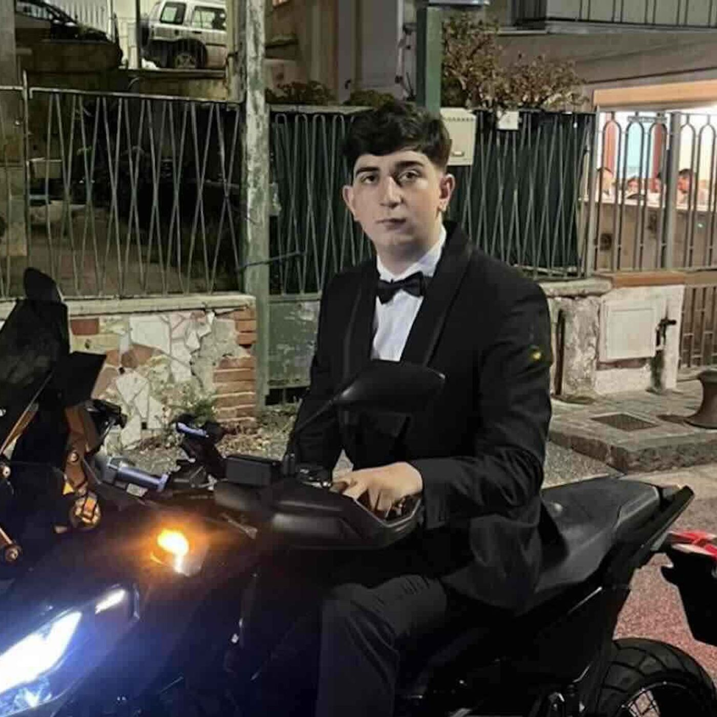 Pozzuoli, la beffa dopo il lutto: multa per la famiglia del 18enne morto