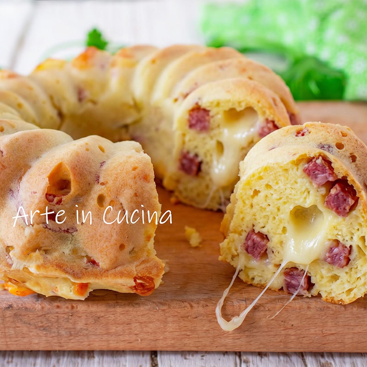 Ciambella salata con salame e provola svuotafrigo in 5 minuti