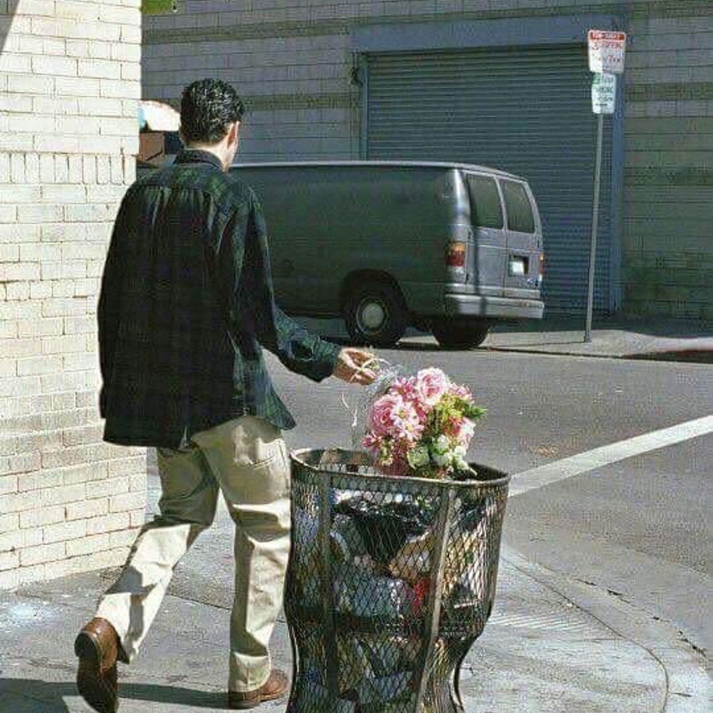 MUTSUZLUĞA GİDER cover art