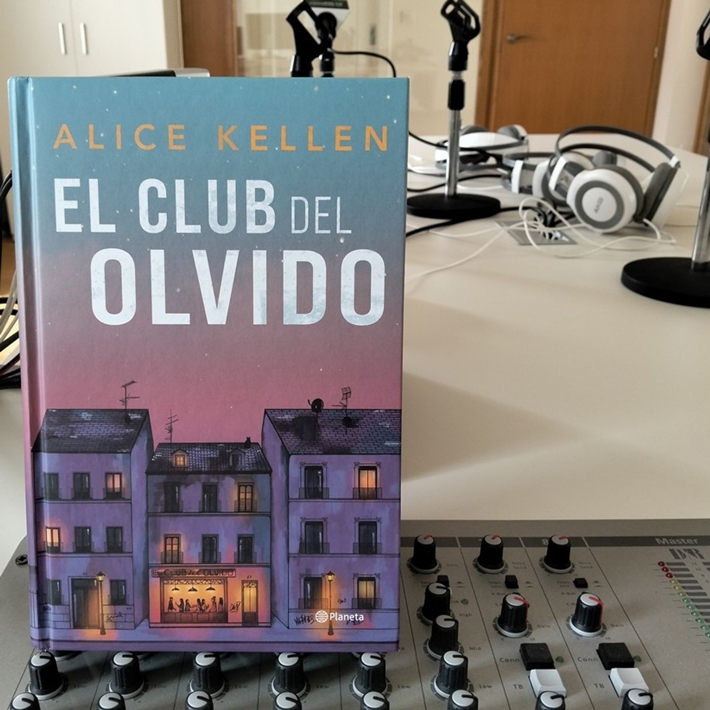 Alice Kellen con 'El Club del Olvido' episode artwork