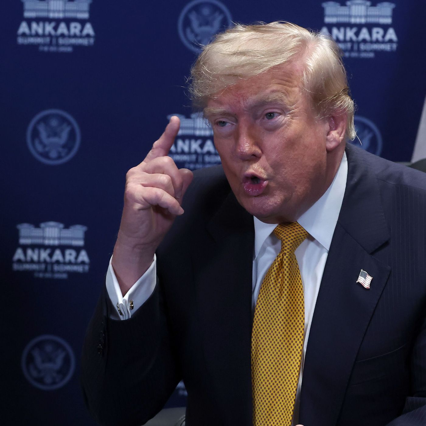 Es Noticia: Trump anuncia que ha dado orden de "cortar todo el comercio" con España episode artwork