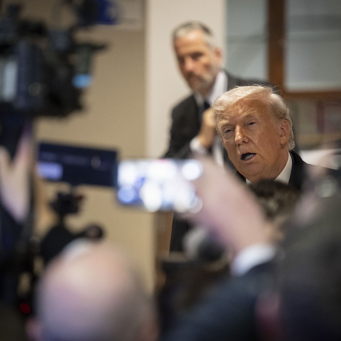 La Bolsa: El alivio de Trump dispara el IBEX