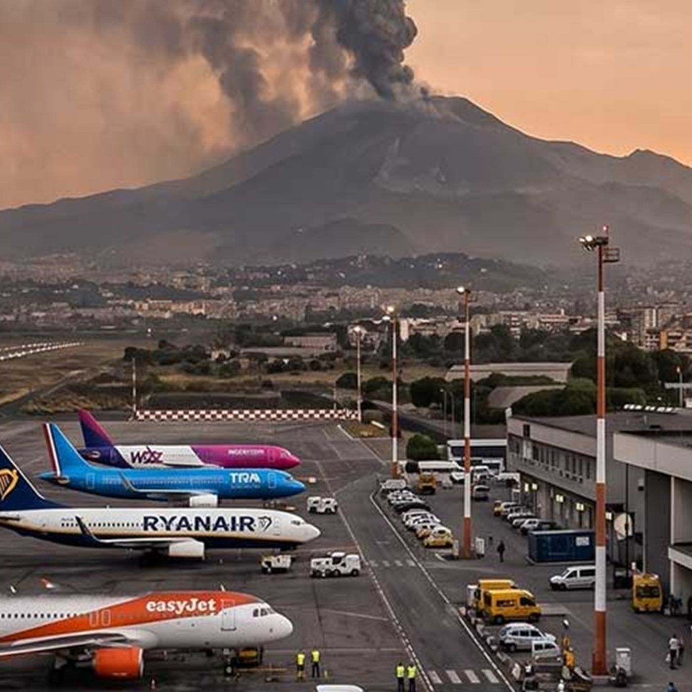 Eruzione Etna: ancora disagi all’aeroporto di Catania. Stop ai voli fino a domani episode artwork